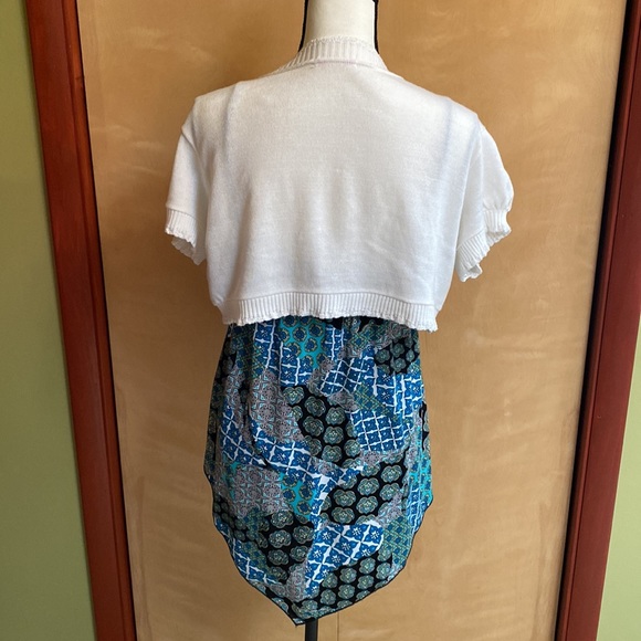 Sold as a set. Womens tops. Not sure of the sizes, but can get any measurements. - Picture 4 of 15